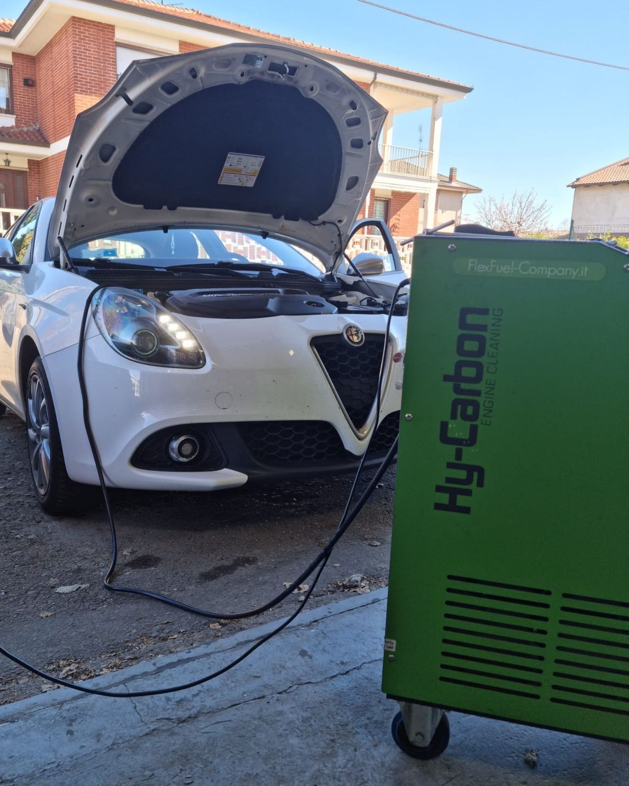 Alfa Romeo Giulietta collegata alla macchina Hy-Carbon per la decarbonizzazione