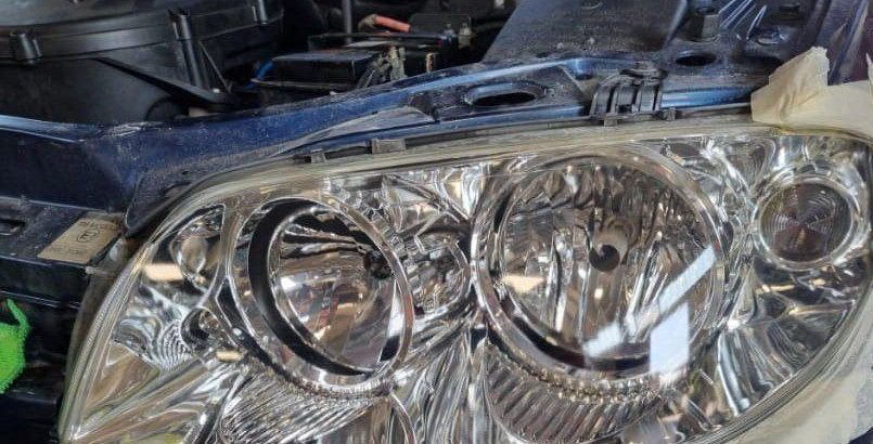 Faro anteriore trasparente dopo la lucidatura